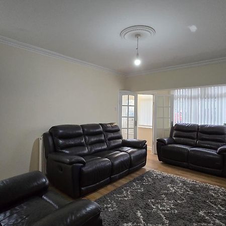 Entire Three Bedroom House In Birmingham Zewnętrze zdjęcie